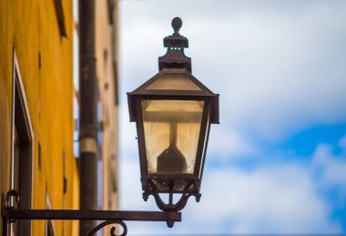 Stockholm 'deki Old Town sokaklarından birinde Retro Lantern var..