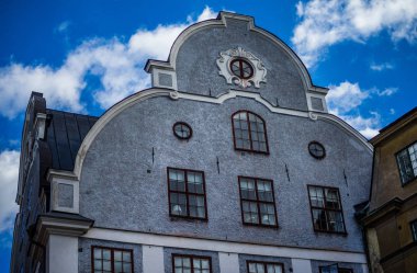 Stockholm 'deki Old Town meydanındaki ortaçağ binaları..