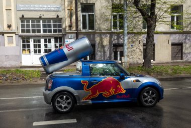 27 Nisan 2018 Vilnius, Litvanya, Car Mini Cooper, Vilnius sokaklarından birinde Red Bull şirketinin sembolü olarak resmedildi..