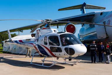 30 Ağustos 2019. Zhukovsky, Rusya. Fransız çoklu helikopter Eurocopter AS350 Ecureuil Uluslararası Havacılık ve Uzay Salonu MAKS 2019.