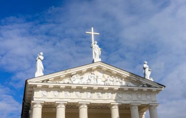 27 Nisan 2018 Vilnius, Litvanya. Vilnius 'taki St. Stanislav Katedrali' nin çatısındaki heykeller..