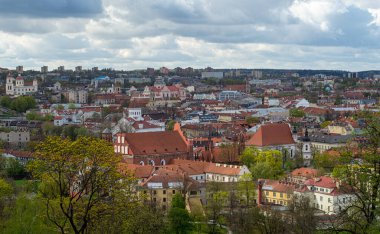 27 Nisan 2018 Vilnius, Litvanya. Eski Vilnius şehrinin Üç Çapraz Dağ manzarası.