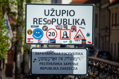 27 Nisan 2018 Vilnius, Litvanya. Vilnius 'taki Uzupis bölgesinin girişindeki bilgi afişi..