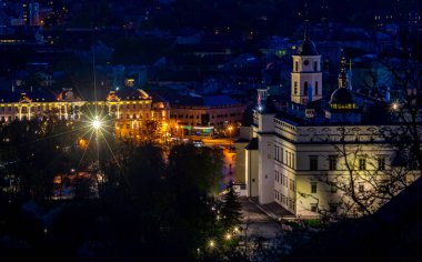 27 Nisan 2018 Vilnius, Litvanya. Geceleyin Three Cross Dağı 'ndan Vilnius' un eski şehrine bakın..