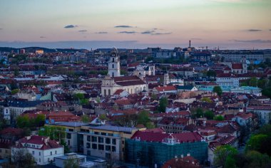 27 Nisan 2018 Vilnius, Litvanya. Eski Vilnius şehrinin Üç Çapraz Dağ manzarası.