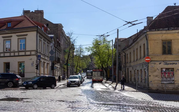 2018年4月27日リトアニアのヴィリニュス ヴィリニュスの通りの一つのトロリーバス — ストック写真