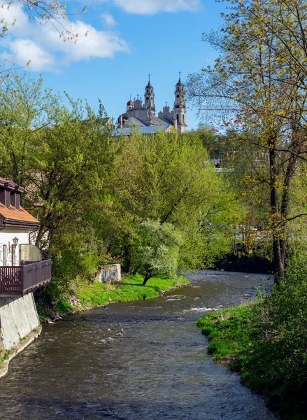 Kwietnia 2018 Wilno Litwa Rzeka Wileńska Kościół Wniebowstąpienia Pańskiego Wilnie — Zdjęcie stockowe