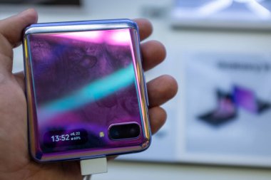 22 Şubat 2020, Moskova, Rusya. Katlanan ekranlı yeni akıllı telefon mağaza tezgahında Samsung Galaxy Z Çevir.
