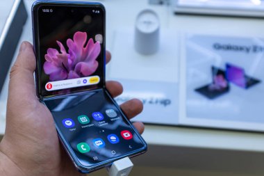 22 Şubat 2020, Moskova, Rusya. Katlanan ekranlı yeni akıllı telefon mağaza tezgahında Samsung Galaxy Z Çevir.