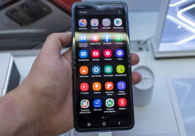 22 Şubat 2020, Moskova, Rusya. Katlanan ekranlı yeni akıllı telefon mağaza tezgahında Samsung Galaxy Z Çevir.