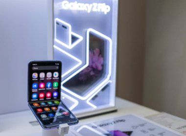 22 Şubat 2020, Moskova, Rusya. Katlanan ekranlı yeni akıllı telefon mağaza tezgahında Samsung Galaxy Z Çevir.