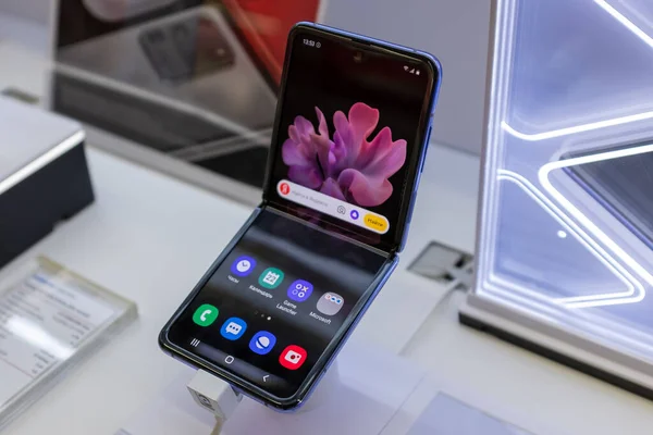 22 Şubat 2020, Moskova, Rusya. Katlanan ekranlı yeni akıllı telefon mağaza tezgahında Samsung Galaxy Z Çevir.
