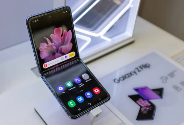 22 Şubat 2020, Moskova, Rusya. Katlanan ekranlı yeni akıllı telefon mağaza tezgahında Samsung Galaxy Z Çevir.