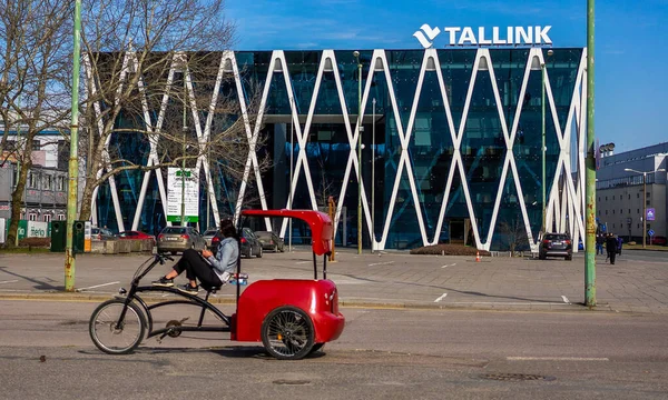 Abril 2018 Tallin Estonia Rickshaw Chica Tallink Terminal Ferry Tallinn — Foto de Stock