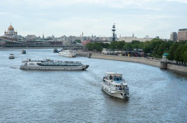 MOSCOW, RUSSIA - Haziran 04, 2017 Puşkin 'in Moskova' daki yaya köprüsünden şehrin ve nehrin manzarası.