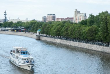 MOSCOW, RUSSIA - Haziran 04, 2017 Puşkin 'in Moskova' daki yaya köprüsünden şehrin ve nehrin manzarası.