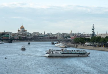 MOSCOW, RUSSIA - Haziran 04, 2017 Puşkin 'in Moskova' daki yaya köprüsünden şehrin ve nehrin manzarası.