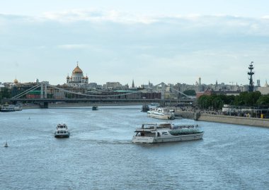 MOSCOW, RUSSIA - Haziran 04, 2017 Puşkin 'in Moskova' daki yaya köprüsünden şehrin ve nehrin manzarası.