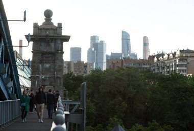 MOSCOW, RUSSIA - Haziran 04, 2017 Moskova 'daki Puşkin yaya köprüsü ve iş kompleksi Moskova' dan geçenler.
