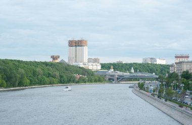 MOSCOW, RUSSIA - Haziran 04, 2017 Puşkin 'in Moskova' daki yaya köprüsünden şehrin ve nehrin manzarası.