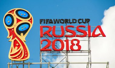 MOSCOW, RUSSIA - 10 Haziran 2017 RUSSIA 2018 Dünya Kupası logosu Moskova 'da yüksek bir binanın çatısında.