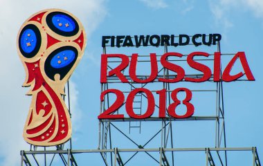 MOSCOW, RUSSIA - 10 Haziran 2017 RUSSIA 2018 Dünya Kupası logosu Moskova 'da yüksek bir binanın çatısında.