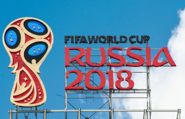 MOSCOW, RUSSIA - 10 Haziran 2017 RUSSIA 2018 Dünya Kupası logosu Moskova 'da yüksek bir binanın çatısında.