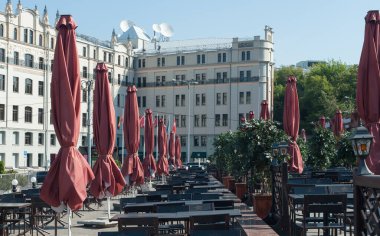 Moskova 'daki açılıştan önce bir sokak kafesinde masalar..