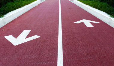 Oklar parktaki koşu bandında geri gidiyor.