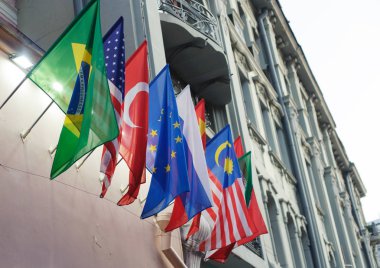 Binanın duvarında Brezilya, Usa, Türkiye, Avrupa Birliği, Rusya, Çin ve Malezya 'nın ulusal bayrakları