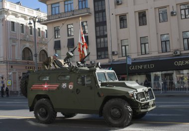 Moskova, Rusya - 07 Mayıs 2017 Rus çok amaçlı araç artan passability, Tverskaya Caddesi üzerinde zafer günü askeri geçit töreni provası sırasında zırhlı araç TIGR-M.
