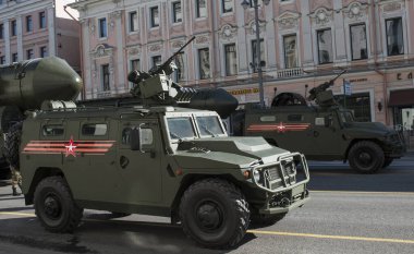 Moskova, Rusya - 07 Mayıs 2017 Rus çok amaçlı araç artan passability, Tverskaya Caddesi üzerinde zafer günü askeri geçit töreni provası sırasında zırhlı araç TIGR-M.