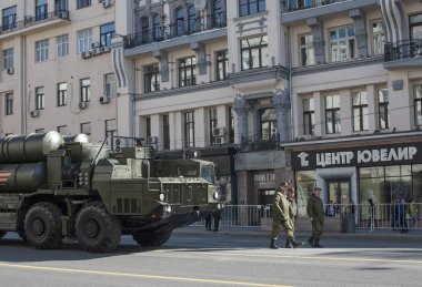Moskova, Rusya - 07 Mayıs 2017 uçaksavar füze sistemi askeri geçit töreni provası Moskova Tverskaya Caddesi üzerinde zafer bayramı sırasında S-400 Triumf (Sa-21 Growler)