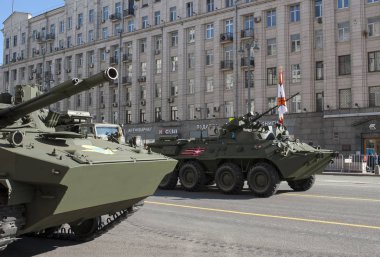 Moskova, Rusya - 07 Mayıs 2017 zırhlı personel taşıyıcı Btr-82a askeri geçit töreni provası Moskova Tverskaya Caddesi üzerinde zafer bayramı sırasında.