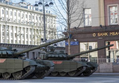 Moskova, Rusya - 07 Mayıs 2017 askeri geçit töreni provası Moskova Tverskaya Caddesi üzerinde zafer bayramı sırasında Rus ana muharebe tankı T-72b3.