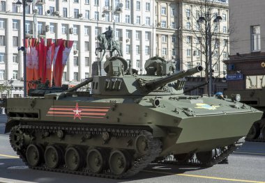 Moskova, Rusya - 07 Mayıs 2017 hava savaş aracı Bmd-4 askeri geçit töreni provası Moskova Tverskaya Caddesi üzerinde zafer bayramı sırasında.