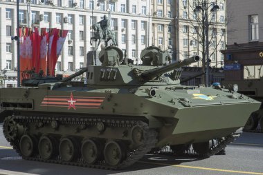 Moskova, Rusya - 07 Mayıs 2017 hava savaş aracı Bmd-4 askeri geçit töreni provası Moskova Tverskaya Caddesi üzerinde zafer bayramı sırasında.