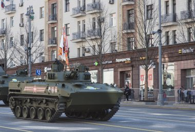 Moskova, Rusya - 07 Mayıs 2017 hava savaş aracı Bmd-4 askeri geçit töreni provası Moskova Tverskaya Caddesi üzerinde zafer bayramı sırasında.