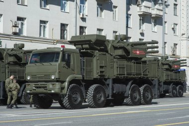 Moskova, Rusya - Moskova Tverskaya Caddesi üzerinde zafer günü askeri geçit töreni provaya sırasında 07 Mayıs 2017 uçaksavar füze sistemi Pantsir-S1 (Sa-22 Greyhound).