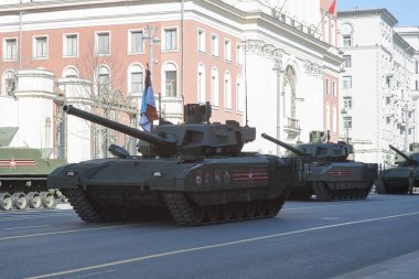 Moskova, Rusya - 07 Mayıs 2017 Rus ana muharebe tankı T-14 Armata askeri geçit töreni Moskova Zafer Bayramı için prova sırasında.