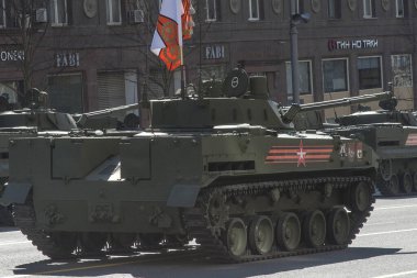 Moskova, Rusya - 07 Mayıs 2017 hava savaş aracı Bmd-4 askeri geçit töreni provası Moskova Tverskaya Caddesi üzerinde zafer bayramı sırasında.