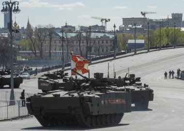 BMP B-11, Moskova 'da zafer günü için düzenlenen askeri geçit töreninin provası sırasında 