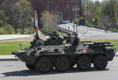 Moskova, Rusya - 07 Mayıs 2017 zırhlı personel taşıyıcı Btr-82a askeri geçit töreni Moskova Zafer Bayramı için prova sırasında.