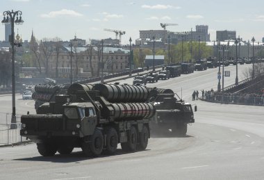 Moskova, Rusya - 07 Mayıs 2017 uçaksavar füze sistemi askeri geçit töreni Moskova Zafer Bayramı için prova sırasında S-400 Triumf (Sa-21 Growler).