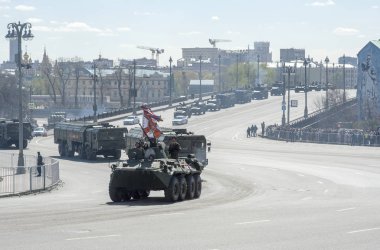 Moskova, Rusya - 07 Mayıs 2017 zırhlı personel taşıyıcı Btr-82a askeri geçit töreni Moskova Zafer Bayramı için prova sırasında.