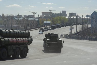 Moskova, Rusya - 07 Mayıs 2017 uçaksavar füze sistemi askeri geçit töreni Moskova Zafer Bayramı için prova sırasında S-400 Triumf (Sa-21 Growler).