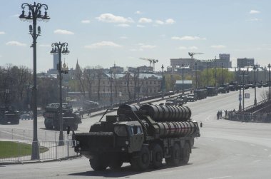 Moskova, Rusya - 07 Mayıs 2017 uçaksavar füze sistemi askeri geçit töreni Moskova Zafer Bayramı için prova sırasında S-400 Triumf (Sa-21 Growler).
