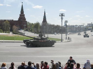 Moskova, Rusya - 07 Mayıs 2017 askeri geçit töreni Moskova Zafer Bayramı için prova sırasında Rus ana muharebe tankı T-72b3.