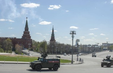 Moskova, Rusya - 07 Mayıs 2017 Rus çok amaçlı araç artan passability, zafer günü askeri geçit töreni provası sırasında zırhlı araç TIGR-M.