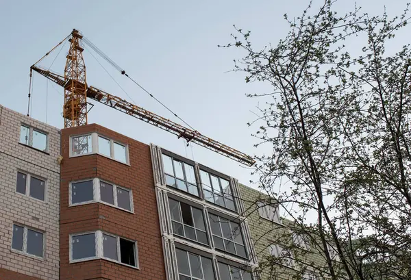 モスクワの多階建ての住宅建物の建設 — ストック写真